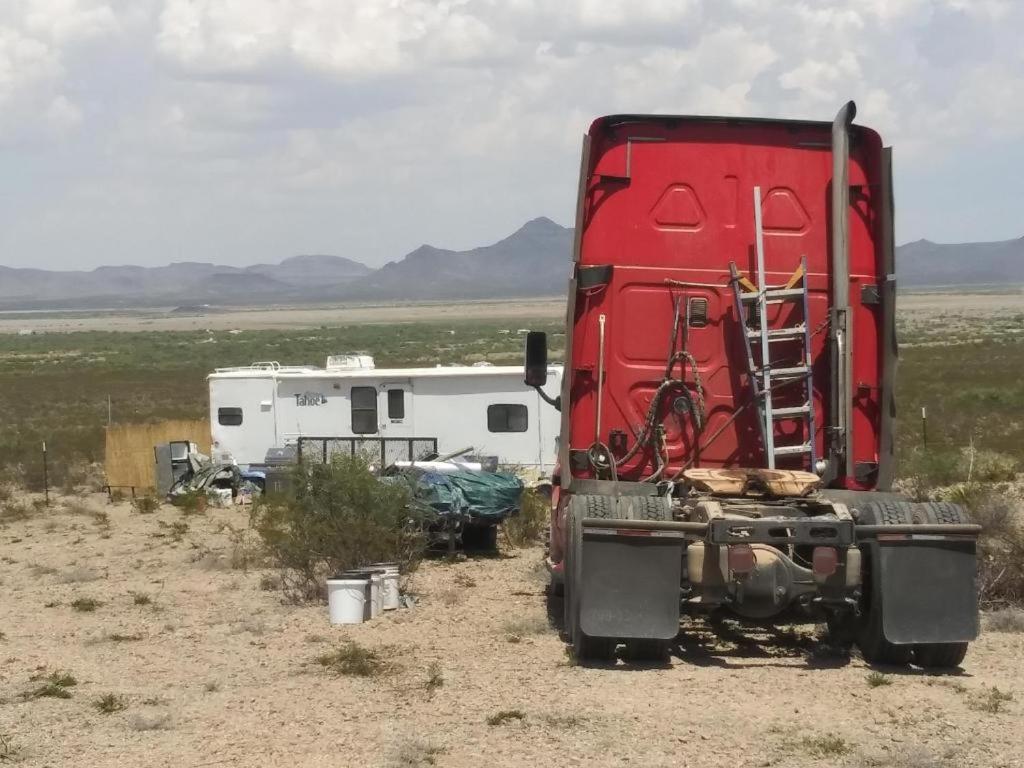 Camping At Desert Gardens Oasis In Lobo, Tx Van Horn Bagian luar foto